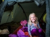 Maren finner seg til rette i teltet